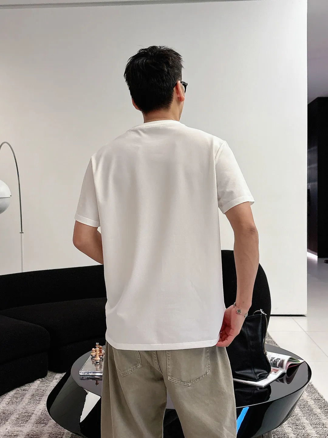 BC-2026ss new product New Arrival round neck T, a fashionable Versatile item that many celebrities love to wear! Friends who like Classic simplicity must not miss this one! The calm and elegant brand style has always been favored by the upper class! It is also the best choice for fashion items! The upper body is so handsome, highly recommended! ! ! The biggest attraction of this short-sleeved shirt is not only its own brand added value, but also the fact that this short-sleeved shirt is very cost-effective in terms of color matching and material! (Customized mercerized pearl fabric. Contains mulberry silk. The mercerized pearl texture is soft and delicate, has good gloss, and the overall texture is superb. This model uses a pearl mesh structure to make it have good breathability and moisture absorption, making it comfortable and dry to wear. It also has a certain degree of wrinkle resistance and color fastness, and is not easy to deform and fade)! The pre-shrunk treatment ensures the stiffness of the style, smooth and soft feel, soft and comfortable upper body, Classic fashion is simple and not complicated, and it is very attractive! Sizes:S-2XL